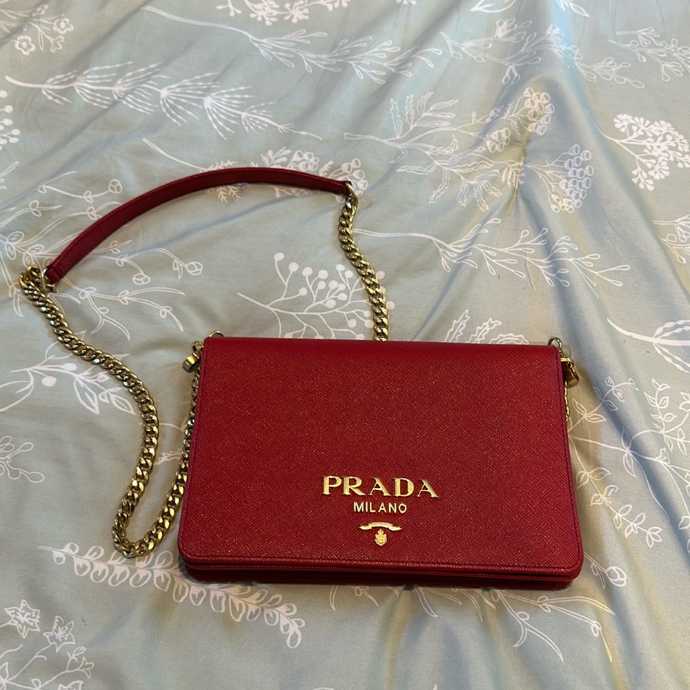 NEW CONDITION RED LEATHER SAFFIANO PRADA BAG WITH GOLD CHAIN